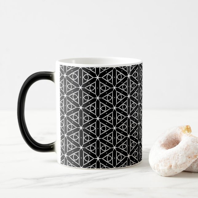 Geometrisches Schwarz-weißes und Silver Geometrism Verwandlungstasse (Mit Donut)