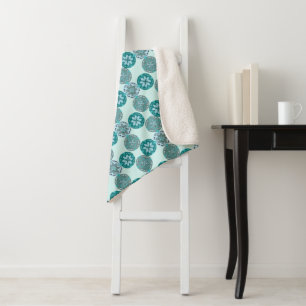 Geometrisches verziertes Blumenmuster Blau und Tür Sherpadecke