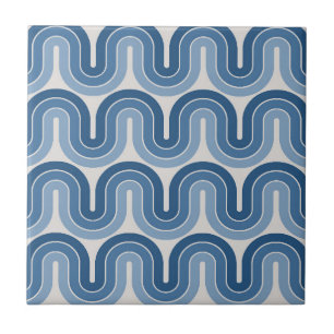 Geometrisches Wellendesign in Blau Fliese