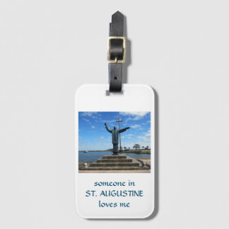 Gepäckanhänger mit sanften Waffen aufgehoben