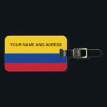 Gepäckmarke mit Flagge Kolumbiens Gepäckanhänger<br><div class="desc">Mit unserem dynamischen Gepäckanhänger mit kolumbianischer Flagge, das Ihren Reisen eine Touch von kulturellem Stolz und Praxisnähe verleihen soll! Dieses Gepäckanhänger wurde mit viel Liebe zum Detail gestaltet und zeigt die kühnen Farben der kolumbianischen Flagge: gelb, blau und rot. Das Design zeigt diese Farben in horizontalen Streifen und symbolisiert den...</div>
