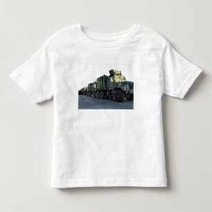 Gepanzerte LKWs sitzen auf dem Pier an Morehead Kleinkind T-shirt