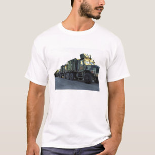 Gepanzerte LKWs sitzen auf dem Pier an Morehead T-Shirt