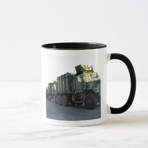 Gepanzerte LKWs sitzen auf dem Pier an Morehead Tasse