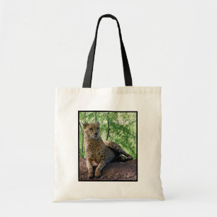 Gepard auf einem Felsen Tragetasche