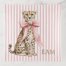 Gepard mit rosa Schleife und Streifen-Monogramm