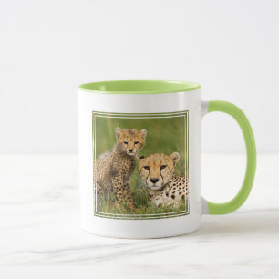 Gepardenjunges und Eltern im Gras Tasse