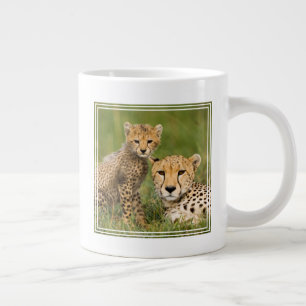 Gepardenjunges und Elternteil im Gras Jumbo-Tasse