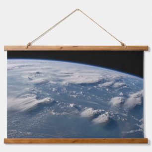 Geplünderte Anvillen der Erde auf Südborneo. Wandteppich Mit Holzrahmen