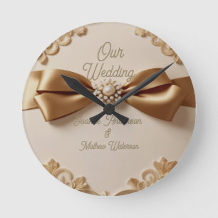 Geprägte Blumenhochzeitseinladung – Satinschleife Runde Wanduhr