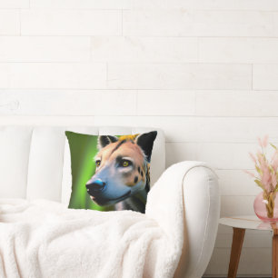 Gepunktete Stalking Hyena, die seine Beute beobach Kissen