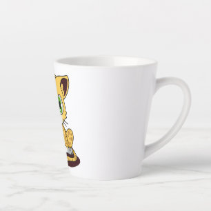 GEPUNKTETES BROWN GRÜNES MIT AUGEN KITTEN AUF EINE MILCHTASSE