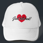Gerade angefahren LKW Hut für frisch gezapftes Paa Truckerkappe<br><div class="desc">Gerade angefahren LKW Hut für frisch gezapftes Paar. Niedliches rotes Herzdesign mit Skripttypografie. Fügen Sie optional Ihren eigenen Brautnamen und Bräutigam sowie das Heiratsdatum hinzu.</div>