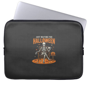 Gerade auf Halloween wartendes Skelett-Design_1 Laptopschutzhülle