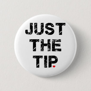 Gerade das Spitze-Kleid und die Zusätze Button
