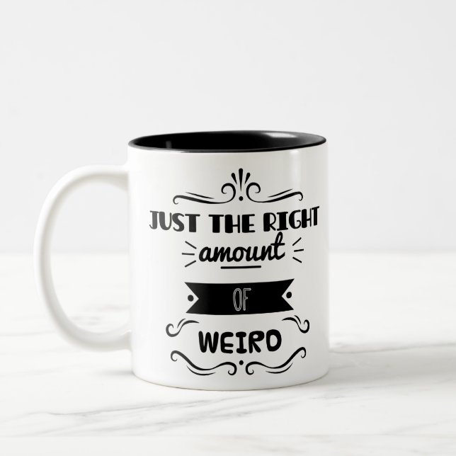 Gerade die rechte Menge von sonderbarem Zweifarbige Tasse (Links)