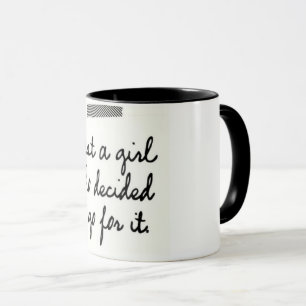 Gerade ein Mädchen, das sich entschied, für es z Tasse