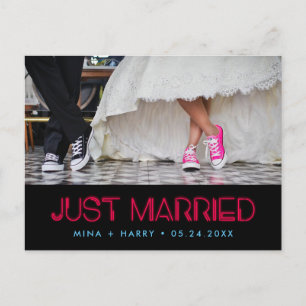 Gerade geheiratet Retro 80er Neonlichter Hochzeit Postkarte