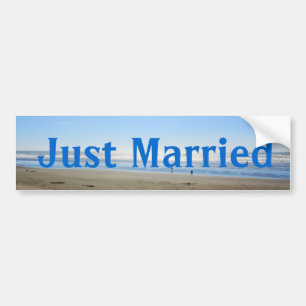 Gerade geheiratet Strand Autoaufkleber. Autoaufkleber