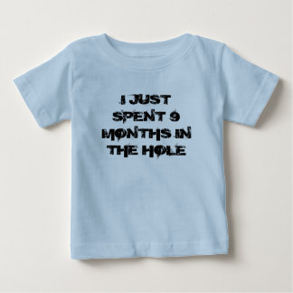 Gerade verbrauchte 9 Monate im Loch-Shirt Baby T-shirt