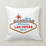 Gerade verheiratet in fabelhaftem Las Vegas 2014 Kissen<br><div class="desc">Gerade verheiratet in fabelhaftem Las Vegas 2014 (Vegas-Zeichen)… kennzeichnet dieses lustige Hochzeits-Shirt das weltberühmte Willkommen zu Las- Vegaszeichen. Große Hochzeitsgeschenkidee für eine Braut und einen Bräutigam, die in Las Vegas verheiratet erhält. Großes Flitterwochen-Shirt! Vervollkommnen Sie, um beim Schlendern zu tragen entlang den Las Vegas-Streifen. Gelassen jeder wissen Sie, dass Sie...</div>