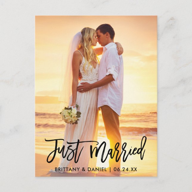 Gerade Verheiratet Modern Brush Script Foto Postkarte (Vorderseite)