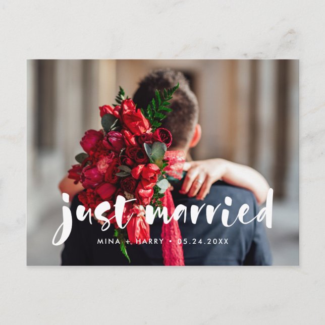 Gerade verheiratet Modernes Skript Hochzeit Foto Postkarte (Vorderseite)