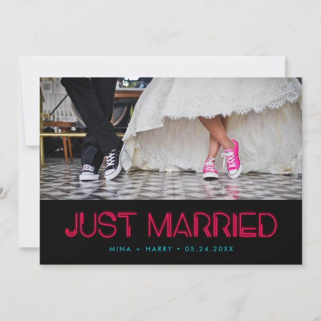 Gerade verheiratet Retro 80er Neonlichter Hochzeit Ankündigung (Vorderseite)