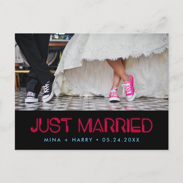Gerade verheiratet Retro 80er Neonlichter Hochzeit Postkarte (Vorderseite)