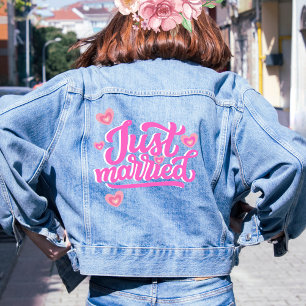 Gerade verheiratet Retro Script mit Herzen Jeansjacke