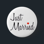 Gerade verheiratet (Skript mit rotem Herzen) Button<br><div class="desc">Gerade verheiratet (Skript mit rotem Herzen)… ist dieser niedliche gerade verheiratete grafische Entwurf perfekt, damit jede mögliche Braut und Bräutigam auf ihren Flitterwochen trägt. Perect Shirt, damit jeden möglichen Ehemann und Ehefrau trägt, um der Welt zu zeigen, dass sie gerade verheiratet waren. Einzigartige Polterabendgeschenkidee, damit jede mögliche Braut zu sein...</div>