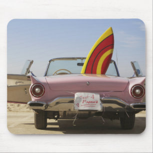 Gerade verheiratetes Zeichen und Surfbrett Mousepad