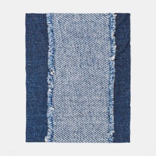 Gerahmte blaue Jeans mit Fransensaum. Fleecedecke