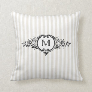 Gerahmtes Monogramm auf Streifen Kissen