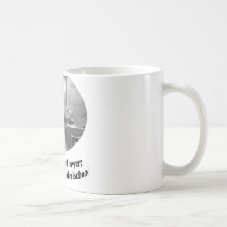 Gerichtssaal-Szene mit Rechtsanwaltszitat Kaffeetasse
