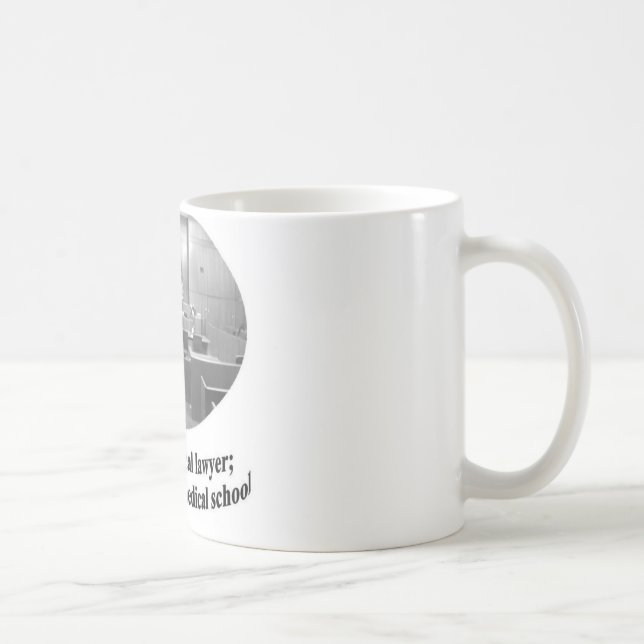 Gerichtssaal-Szene mit Rechtsanwaltszitat Kaffeetasse (Rechts)