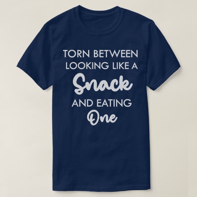 gerissen zwischen einem Snack und dem Essen T-Shirt (Design vorne)