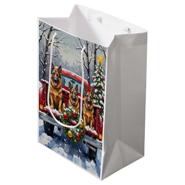 German Shepherd Christmas Red Truck Holiday Mittlere Geschenktüte (Vorderseite Schrägansicht)