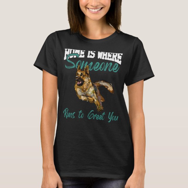 German Shepherd Home Is Where Someone Runs To Gree T-Shirt (Vorderseite)
