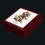 German Shepherd Welppy Christmas Holly Erinnerungskiste<br><div class="desc">Das Bild auf dem Deckel dieser niedlichen Holiday Geschenkboxen ist von einem bezaubernden deutschen Schäferhund, der einen rot-weißen Weihnachtshut trägt. Hinter ihm steht ein Gezeter aus heiligen und roten Beeren. Kleine Goldkonfetti auf weißem Hintergrund geben dem Hintergrund ein wenig Glitzer. Ihr Name oder ein anderer benutzerdefinierter Text ist unten schwarz....</div>