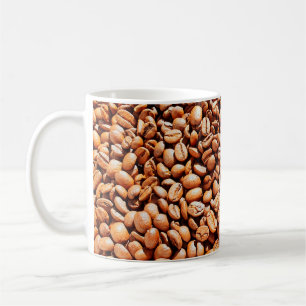Geröstete aromatische Kaffeebohnen in Sonnenlicht, Kaffeetasse