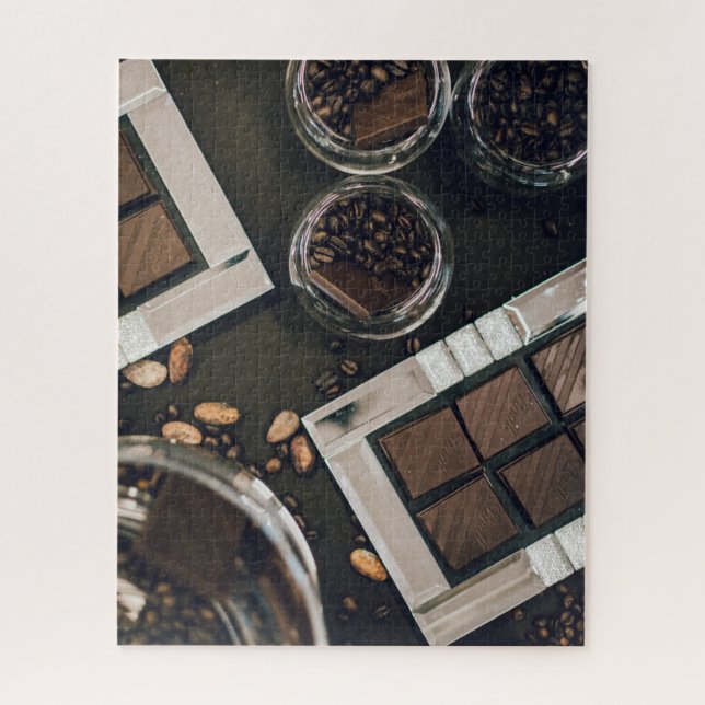 geröstete Kaffeebohnen und dunkle Schokolade (Vertikal)