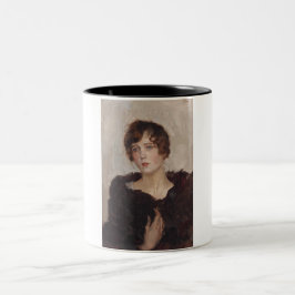 Gertie in einer Pelzmatte (von Isaac Israels) Zweifarbige Tasse