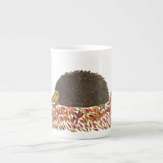 Gertrude la tasse Snuffly de porcelaine tendre de