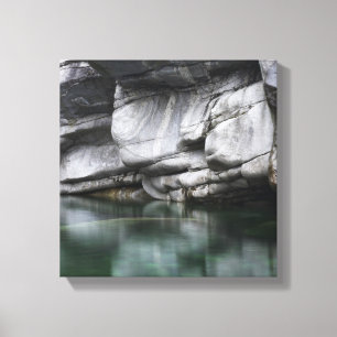 Gerundete Felsen-Klippe durch Verzasca Fluss Leinwanddruck