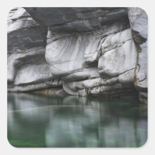 Gerundete Felsen-Klippe durch Verzasca Fluss Quadratischer Aufkleber