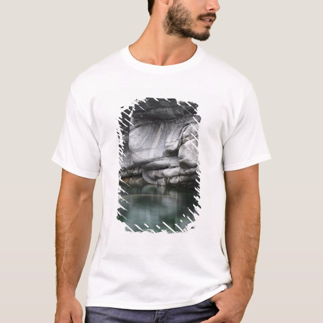Gerundete Felsen-Klippe durch Verzasca Fluss T-Shirt (Vorderseite)