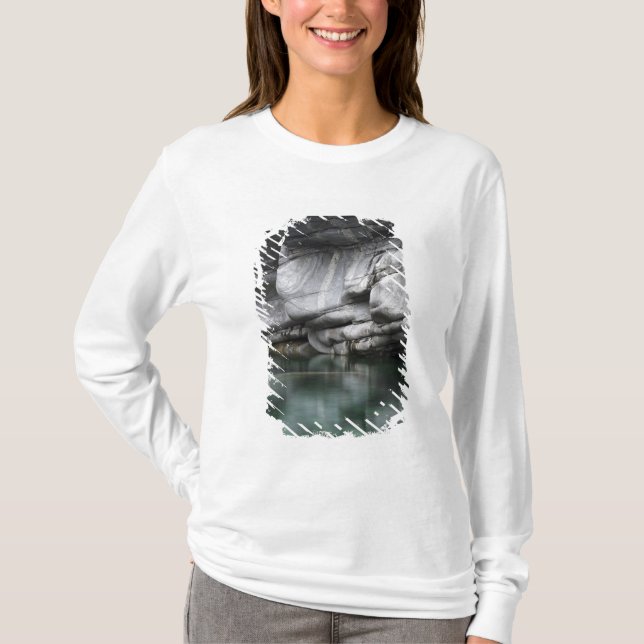 Gerundete Felsen-Klippe durch Verzasca Fluss T-Shirt (Vorderseite)
