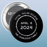 Gesamt-Solaranlage 2024 Personalisiert Button<br><div class="desc">Mit diesem personalisierten Design feiern wir am 8. April 2024 die Total Solar Eclipse. Ändern Sie den Familiennamen und den Text,  den Sie anpassen möchten. Das ist ein wunderbarer Sake.</div>