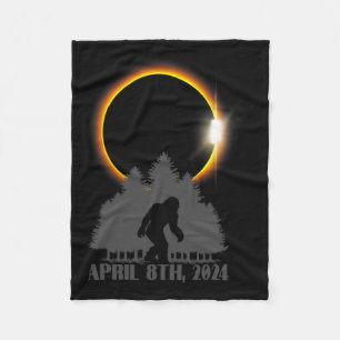 Gesamtes Solar Eclipse Sasquatch Artwork - Big Foo Fleecedecke